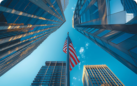 Amerikan bayrağı ve yüksek binalar